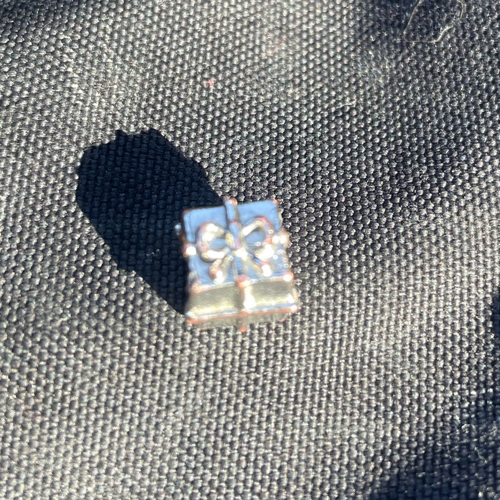Gift box pandora charm